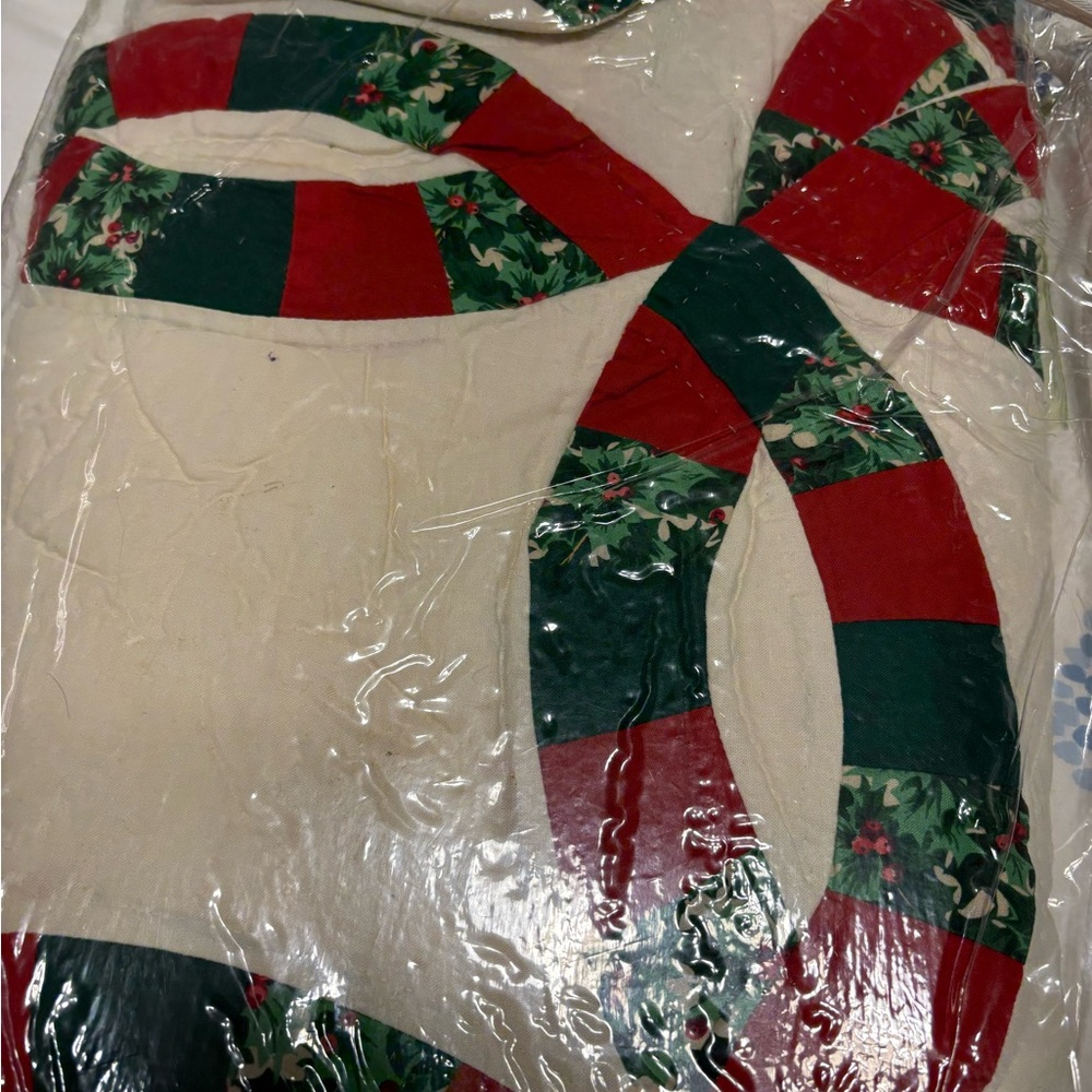 Hand Quilted Christmas Double Wedding Ring Lap Throw 50” x 60” - Picture 2 of 4